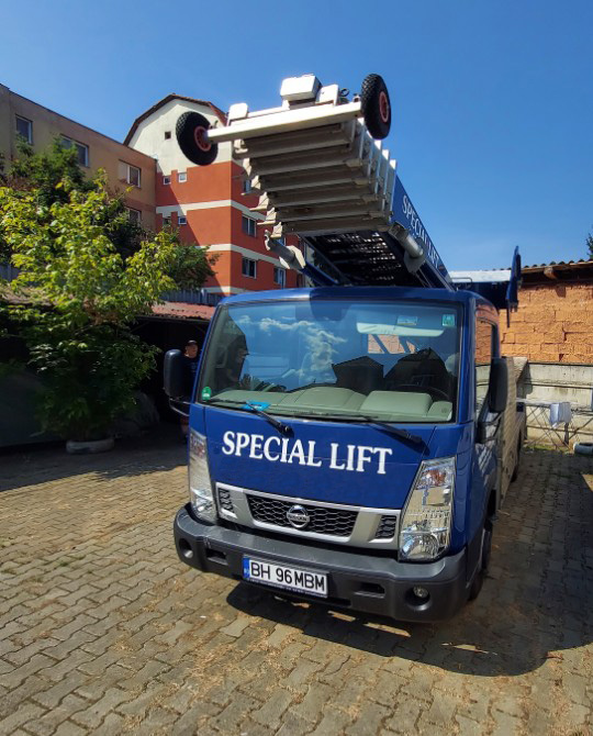 Lift exterior de mobila