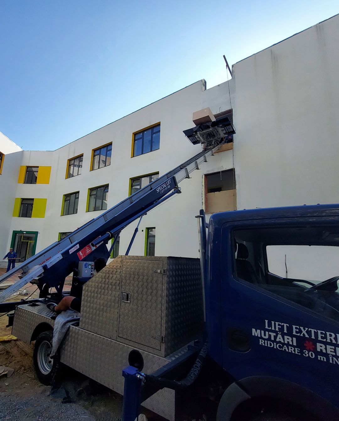 Lift exterior de mobila